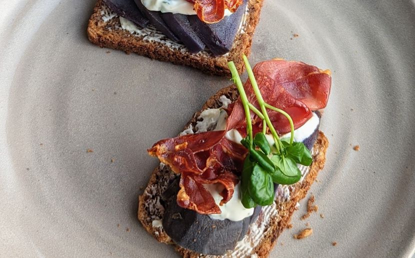 Kartoffelmad med blå kartofler, hjemmerørt urtemayo, stegt serranoskinke & urter Kartoffelmad med blå kartofler, hjemmerørt urtemayo, stegt serranoskinke & urter